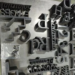 Découpe de lettres plexi